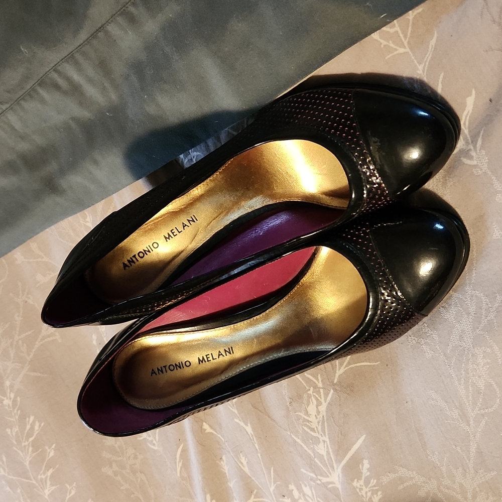 Sz 9.5 black Antonio Melani heels - pink interior shows through sides